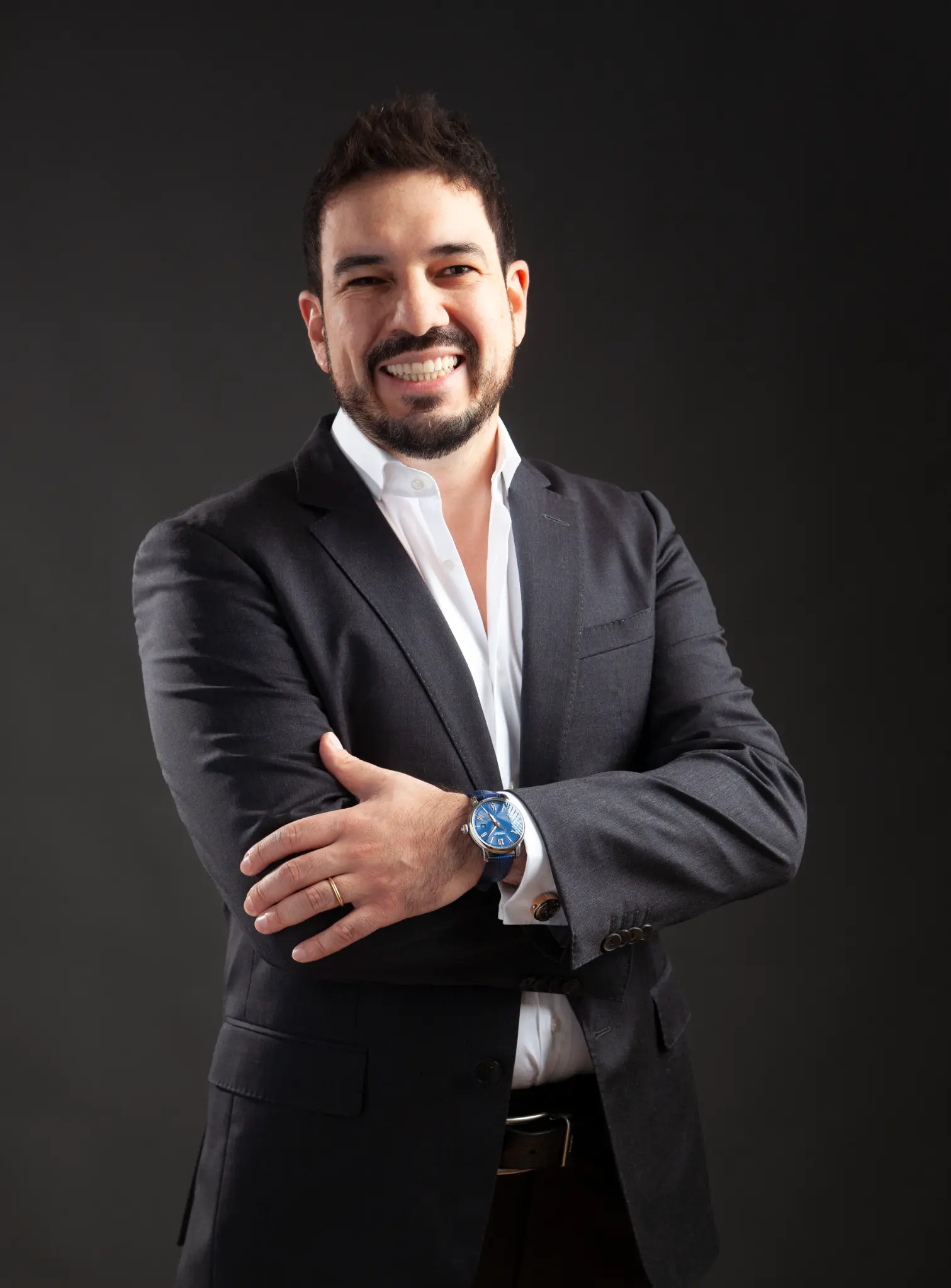 Dr. Jorge Duque Silva con brazos cruzados